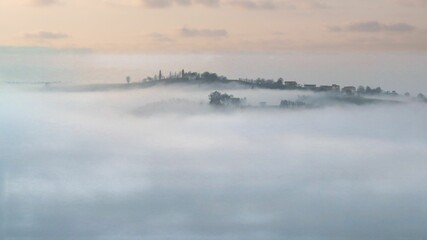 Obraz premium the valley between the hills in the fog 