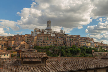 Obraz premium A view of Siena, Italy, featuring the Siena Cathedral and surrounding historic buildings. 
