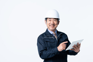 タブレットを使うミドルの作業員