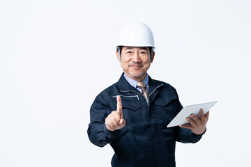 タブレットを使うミドルの作業員