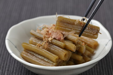フキの煮物