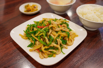 美味しそうなチンジャオロースー（青椒肉絲）。
A delicious Chinese dish, Stir-Fried Shredded Pork with Green Pepper.