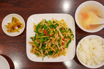美味しそうなチンジャオロースー（青椒肉絲）。
A delicious Chinese dish, Stir-Fried Shredded Pork with Green Pepper.