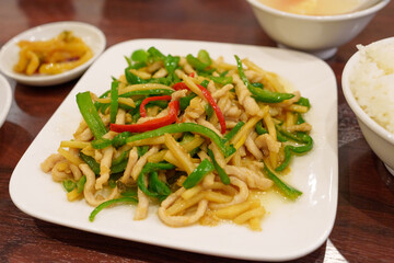美味しそうなチンジャオロースー（青椒肉絲）。
A delicious Chinese dish, Stir-Fried Shredded Pork with Green Pepper.
