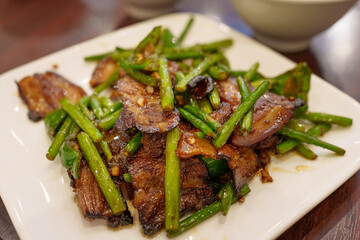 中華料理、ニンニクの芽とラーロウ（干し肉）の炒め。
Chinese food,...