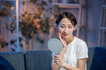 美容　女性　夜