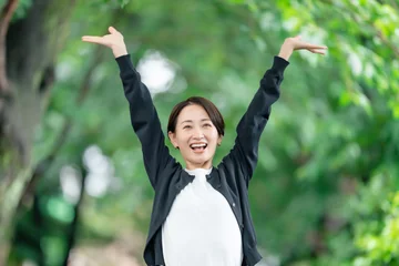 Zelfklevend Fotobehang 新緑　女性　伸び　深呼吸 © naka