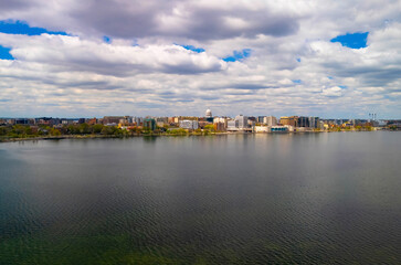 Fototapeta premium Panoramic Madison Wisconsin skyline with State Capitol