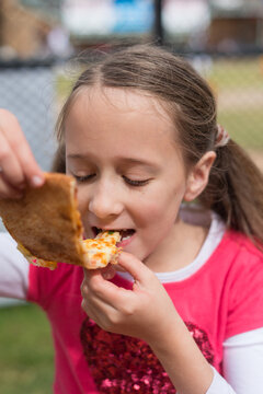 tween girl eating pizza