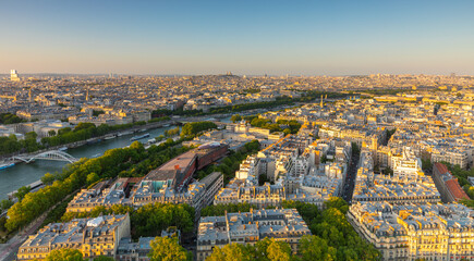 Vue aérienne du fleuve la Seine qui traverse la ville de Paris en france