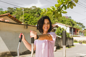 Mulher fazendo exercício no parque 