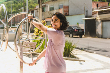 Mulher sorridente praticando exercício no parque