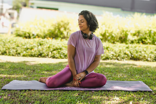 Jovem meditando e praticando ioga no parque