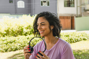 Jovem escutando musica no parque