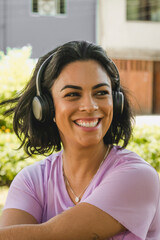 Jovem escutando musica no parque