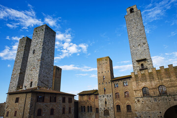 Obraz premium San Gimignano, conosciuta come la città dalle cinque torri, è famosa per la sua architettura medievale