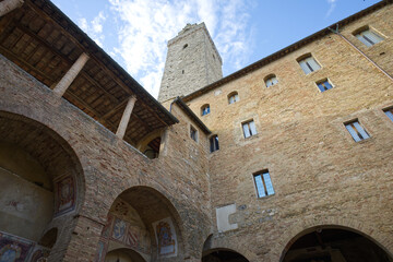 Obraz premium San Gimignano, conosciuta come la città dalle cinque torri, è famosa per la sua architettura medievale