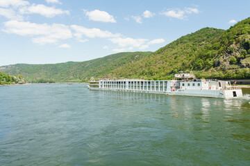 Flusskreuzfahrt mit dem Schiff auf dem Rhein am romantischen Mittelrheintal