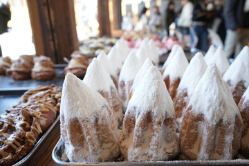 Pastry topped with Fresh Fruits and Rich Cream - フルーツやクリームがのった菓子パン ペストリー
