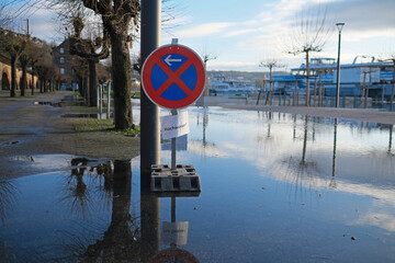 Aufkommendes Hochwasser am Rhein bei Vallendar in Rheinland-Pfalz mit Verkehrsschild Verkehrszeichen Absolutes Halteverbot - Stockfoto