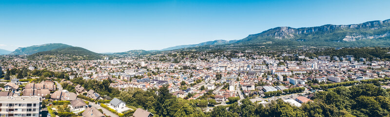 Photographie par drone de la ville d'Aix-Les-Bains en Savoie, en été sous un ciel bleu, ville...