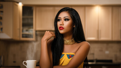 Mujer elegante con collar dorado y taza de café humeante.