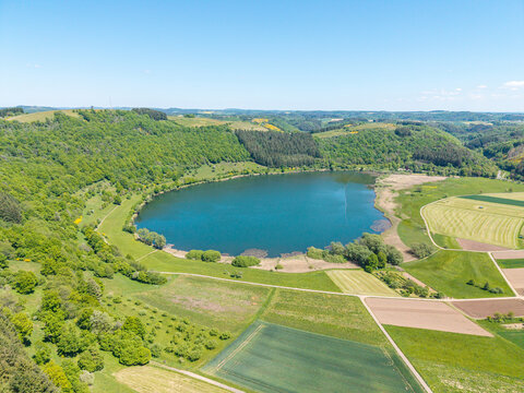 Meerfelder Maar in der Vulkaneifel aus der Vogelperspektive