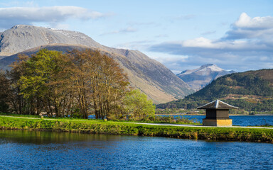 Obraz premium Caledonian Canal, Caol Beach and Nevis Range Mountains, Corpach, Fort William, Highland, Scotland, UK