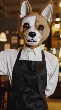 Chien anthropomorphe souriant en tablier dans un caf&eacute;, sc&egrave;ne chaleureuse et d&eacute;cal&eacute;e

