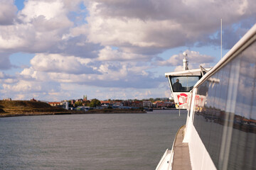 Fähre bei Einfahrt in den Hafen
