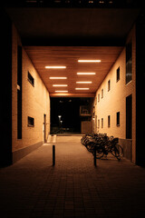 Durchgang bei Nacht mit Fahrrädern