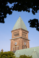Kirche in G&ouml;teburg, Schweden hinter B&auml;umen