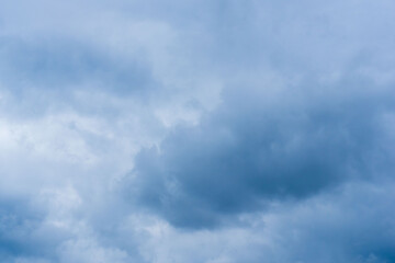 Obraz premium 5月の曇り空 濃い雲で空が覆われた 01