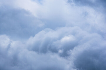 5月の曇り空　濃い雲で空が覆われた 09