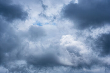 5月の曇り空　濃い雲で空が覆われた 11