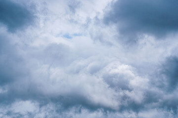 5月の曇り空　濃い雲で空が覆われた 10