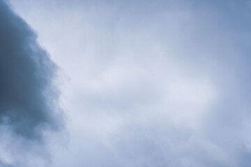 5月の曇り空　濃い雲で空が覆われた 16