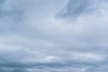 5月の曇り空　濃い雲で空が覆われた 25
