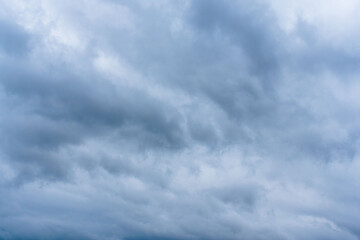5月の曇り空　濃い雲で空が覆われた 28
