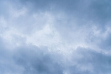 5月の曇り空　濃い雲で空が覆われた 30