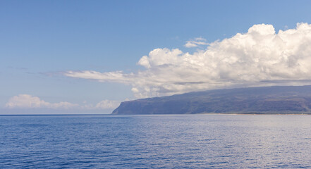 Fototapeta premium Coastal Landscape With Blue Ocean and Kauai Island Under a Clear Sky