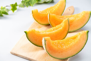 畑で収穫した新鮮で甘く美味しいメロン