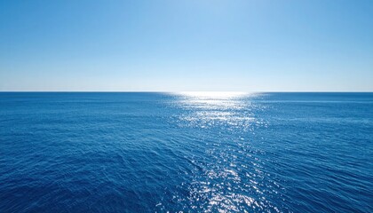 Obraz premium Ocean horizon with sparkling sunlight