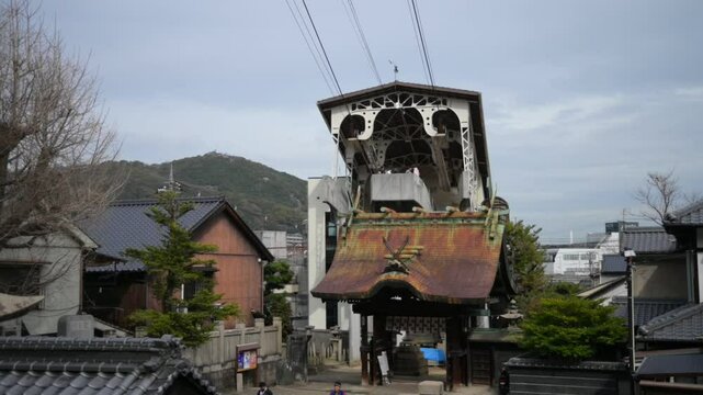 艮神社の上を走る千光寺山ロープウェイ （広島県尾道市, 2025年4月）