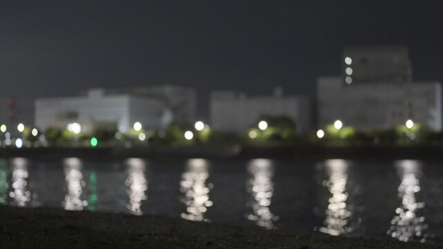 夜の海岸線と波音を感じる抽象的映像