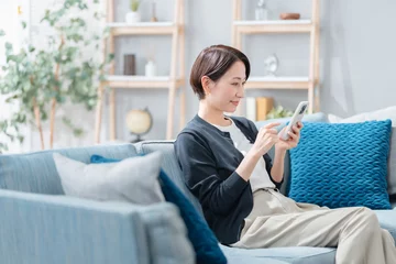 Zelfklevend Fotobehang スマホを見る女性 © naka