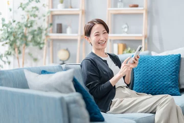Zelfklevend Fotobehang スマホを見る女性 © naka