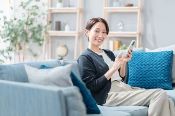 Zelfklevend Fotobehang スマホを見る女性 © naka