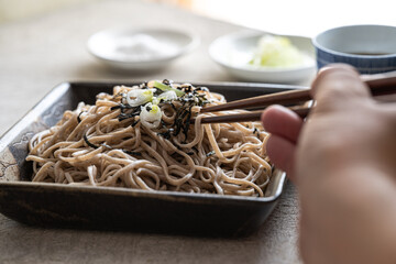 ざる蕎麦を食べる