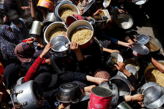 Palestinians Gather to Receive Food from Charity Organization